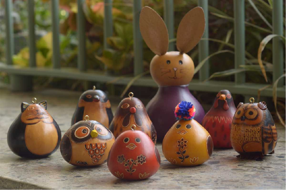 painted_and_carved_gourd_2